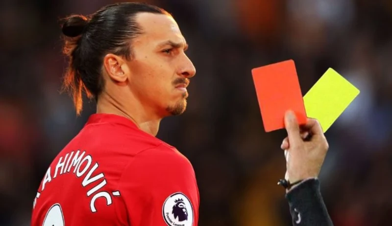 Khi nhận thẻ đỏ bị treo giò mấy trận theo quy định hiện hành FIFA?